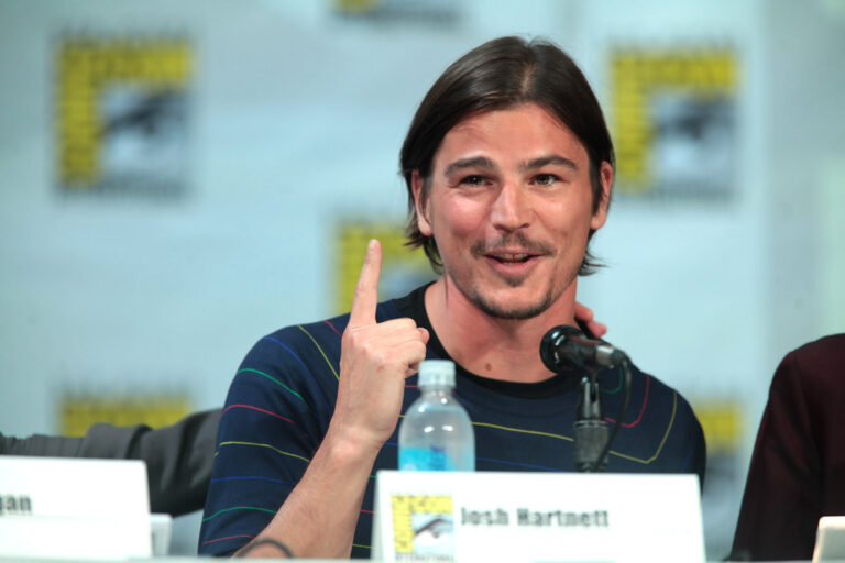 Josh Hartnett Spotted Wearing Cool Sunglasses While Helping Girlfriend With Accent
