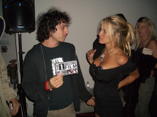 Pamela Anderson und Jennifer Lawrence umarmen ein von Stylisten genehmigtes Schuhmotiv